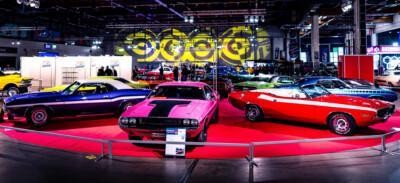 Kuvassa autoja ja messunäkymää American Car Show tapahtumasta