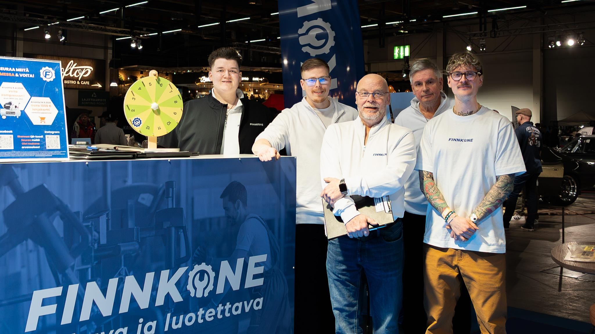 Finnkoneen henkilöstöä ACS26-messuilla Finnkoneen osastolla.